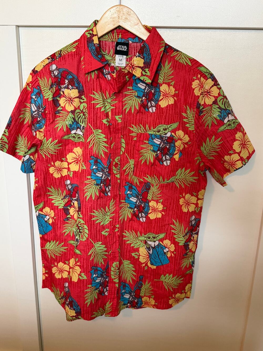 Star Wars Grogu Mandalorian Hawaiian Button Up Shirt Men’s Medium Red Tropical